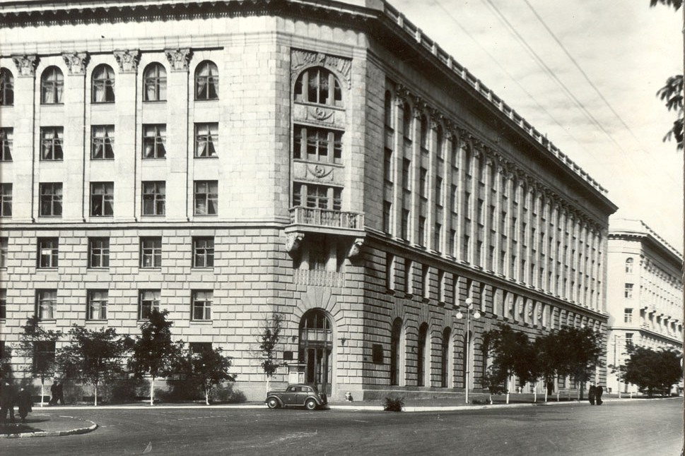 После многочисленных перемещений библиотека обосновалась на первых этажах Мединститута