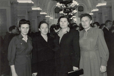 На фото: директор Крупенко М. А.(2-я слева)